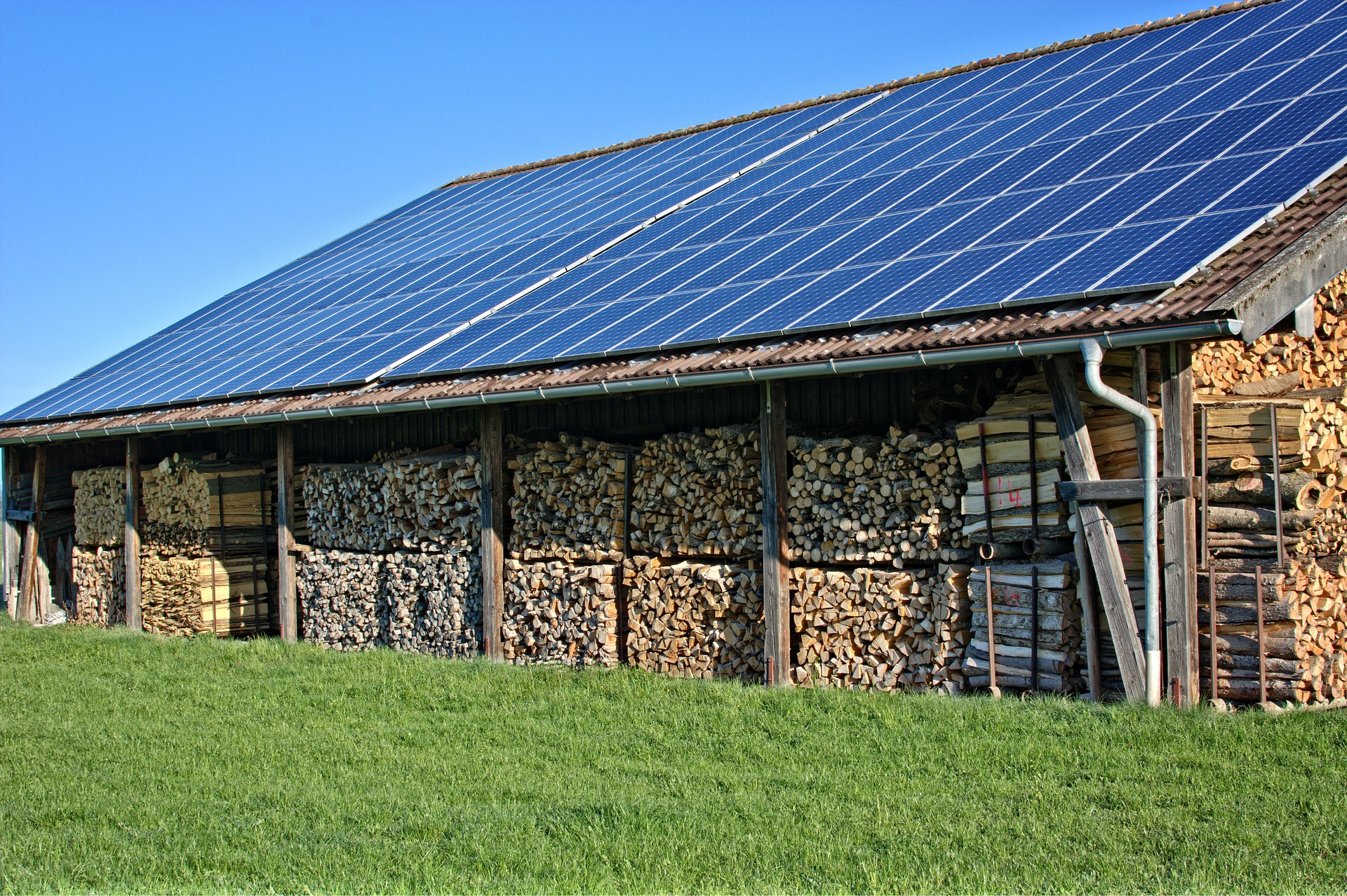 panele słoneczne na budynku gospodarczym